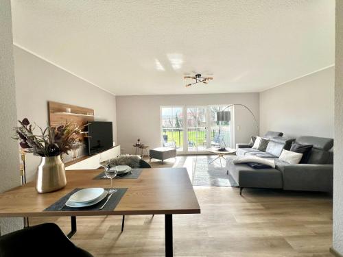 ein Wohnzimmer mit einem Sofa und einem Tisch in der Unterkunft Ferienwohnung Bella in Ballenstedt