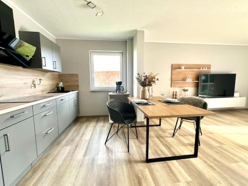 eine Küche mit einem Tisch und Stühlen im Zimmer in der Unterkunft Ferienwohnung Bella in Ballenstedt
