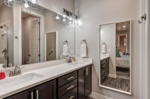 ein Badezimmer mit zwei Waschbecken und einem großen Spiegel in der Unterkunft The Penthouse at The Ledges in St. George