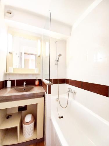 une salle de bain avec une baignoire, un lavabo et une douche dans l'établissement T2 Cosy et climatisé Cap Estérel, à Saint-Raphaël