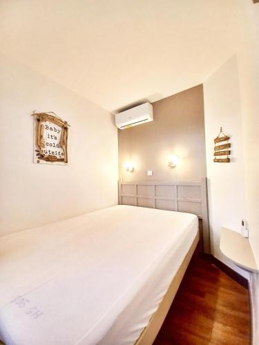 - une chambre avec un grand lit blanc dans l'établissement T2 Cosy et climatisé Cap Estérel, à Saint-Raphaël