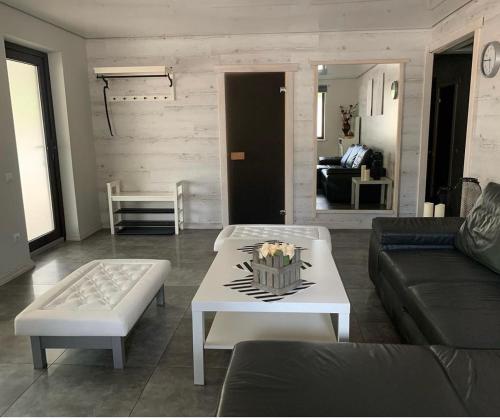 ein Wohnzimmer mit einem Sofa und einem Couchtisch in der Unterkunft Royal Relax in Khorodelets