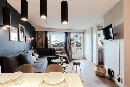 un salon avec un canapé et une table dans l'établissement Résidence Sépia - maeva Home - Appartement 2 pièces 5 personnes Sélection MAE-4319, à Morzine