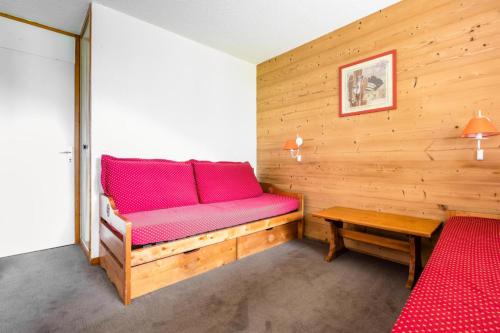 un sauna avec un banc rouge et une table dans l'établissement Quartier Crève Cœur - maeva Home - Studio 4 personnes Selection MAE-5129, à Valmorel