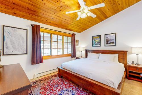 - une chambre avec un lit et un plafond en bois dans l'établissement Bay Point Hillside 17d Up, à Whitefish