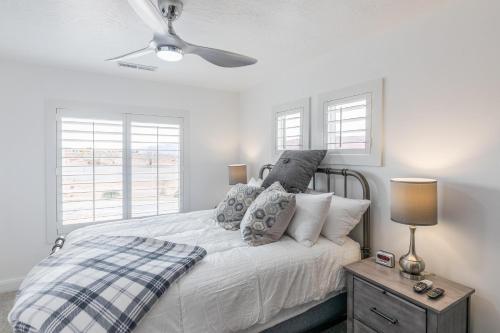 1 dormitorio con cama con almohadas y ventilador de techo en Canyon Views, en St. George