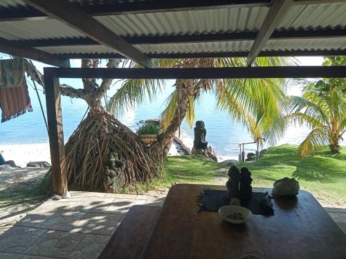 una mesa con animales de peluche sentados en la parte superior de una playa en Chez Vetea, en Faie