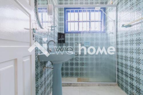 La salle de bains est pourvue d'une douche et d'un lavabo. dans l'établissement Casa a 10 min da Praia do Forte, em Cabo Frio, à Cabo Frio