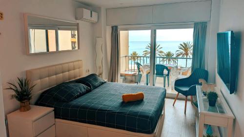 1 dormitorio con cama y vistas al océano en Comfortable studio in Marbella with sea views, en Marbella