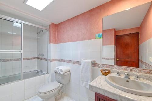 uma casa de banho com um WC e um lavatório em Hotel Granada Real em Cali