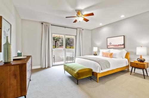 1 dormitorio con 1 cama y ventilador de techo en Villa del Sol Montana - A Ryson Property en Palm Springs