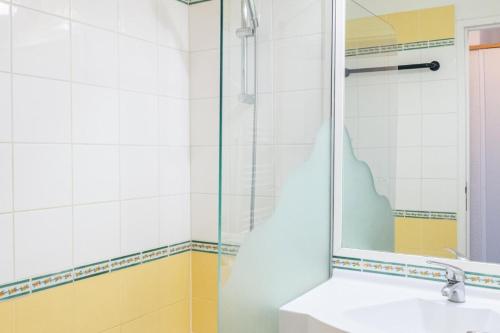 une salle de bain avec une douche, un lavabo et un miroir dans l'établissement Résidence Les Constellations - maeva Home - 2 Pièces 5 personnes Sélection MAE-7324, à La Plagne Tarentaise