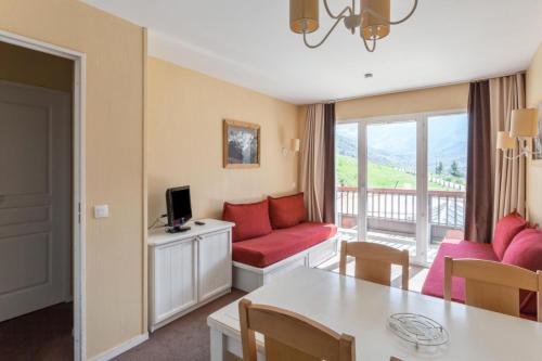 un salon avec un canapé et une table dans l'établissement Résidence Le Thabor - maeva Home - 2 Pièces 5 Personnes Confort MAE-7571, à Le Désert