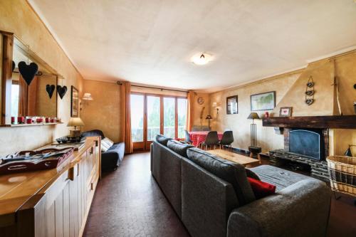 un salon avec des canapés et une cheminée dans l'établissement Appartement 2 pièces 6 personnes avec superbe vue - maeva Home - Appartement 2 pièces 6 personnes Confort MAE-7889, à Font-Romeu-Odeillo-Via