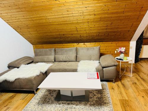 ein Wohnzimmer mit einem Sofa und einem Tisch in der Unterkunft Heart of Celle in Celle