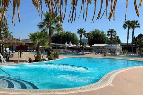 Majoituspaikassa Nice mobil home with pool tai sen lähellä sijaitseva uima-allas