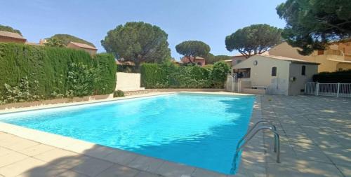 Studio in quiet residence with pool