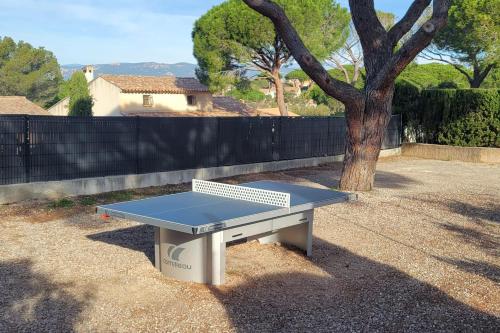 - une table de ping-pong à côté d'un arbre dans l'établissement Studio in quiet residence with pool, à Fréjus