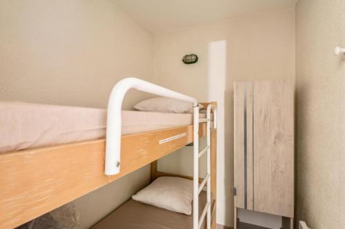 a small room with two bunk beds and a ladder at Résidence Le Cédrat - maeva Home - Appartement 2 Pièces 4 Personnes - Conf 17 in Avoriaz