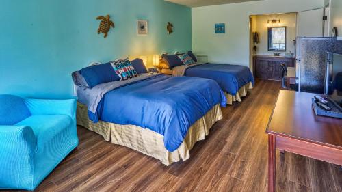 a bedroom with two beds and a couch and a table at Bells Marina & Fishing Resort - Santee Lake Marion by I95 - Family Adventure, Pets on Request! in Eutawville