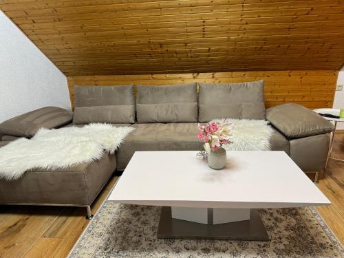 ein Wohnzimmer mit einem Sofa und einem Tisch in der Unterkunft Heart of Celle in Celle