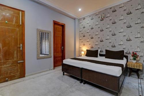 ein Schlafzimmer mit einem Bett und einer Segelwand in der Unterkunft OYO Hotel Galaxy?s Inn in Gurgaon