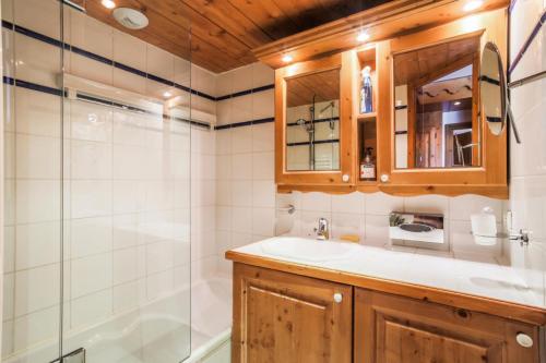 une salle de bain avec un lavabo et une douche dans l'établissement Résidence Les Alpages de Reberty - maeva Home - Appartement 3 pièces 6 personnes Prestige MAE-0499, aux Menuires