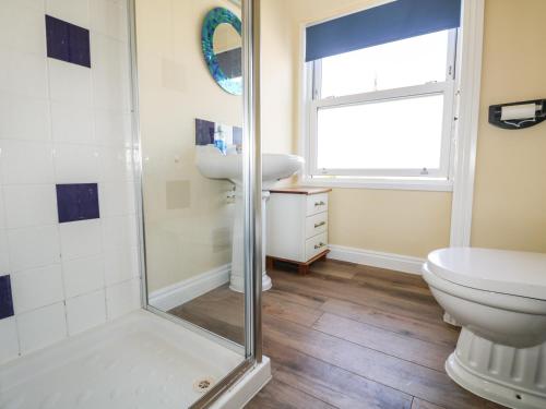 ein Badezimmer mit Dusche, Toilette und Waschbecken in der Unterkunft Higher Mount View in Marazion