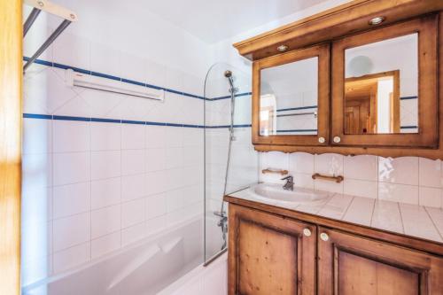 ein Badezimmer mit Waschbecken und Spiegel in der Unterkunft Résidence Les Fermes du Soleil - maeva Home - Appartement 3 pièces 6 personnes Sélection MAE-1439 in Les Carroz d'Araches