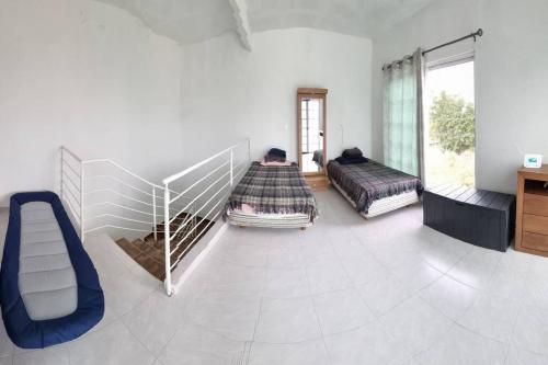Cette grande chambre comprend 2 lits et un toboggan. dans l'établissement Casa de Descanso en Familia TLAHUICA., à Los Limones