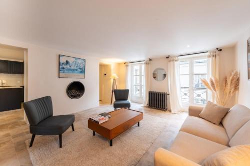 un salon avec un canapé et une table basse dans l'établissement New Captivating Apartment - Saint-Germain-des-Prés, à Paris