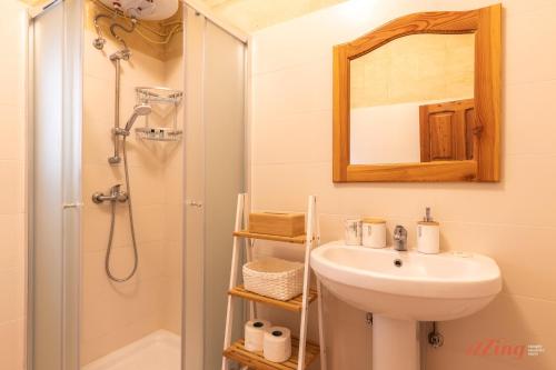 Ένα μπάνιο στο Pet Friendly Penthouse, Rooftop Jacuzzi with Views