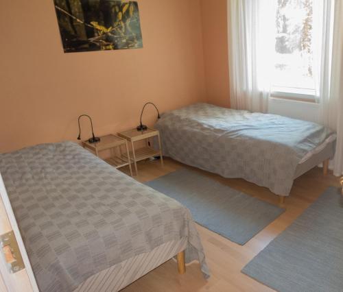 a room with two beds and a window at Kallrigafjärden nära Öregrund in Östhammar