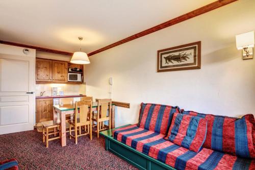 un salon avec un canapé et une table dans l'établissement Résidence La Marelle et Le Rami - maeva Home - Appartement 2 pièces 5 personnes Selection MAE-2243, à La Plagne Tarentaise