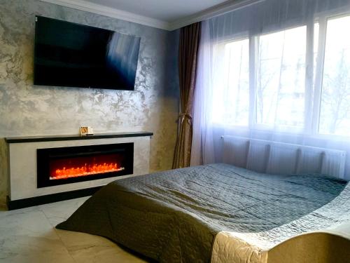 sypialnia z kominkiem z telewizorem powyżej w obiekcie Palas Ultraconfort w Jassach