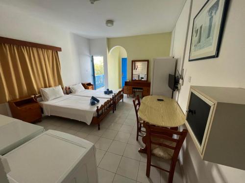 - un salon avec un lit et une table dans l'établissement Tasmaria Aparthotel, à Paphos