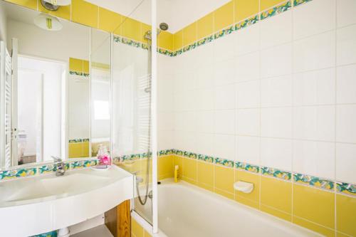 une salle de bain avec une baignoire et un lavabo dans l'établissement Résidence Le Thabor - maeva Home - Appartement 2 pièces 5 personnes Confort MAE-2466, à Le Désert