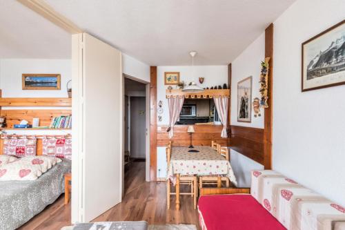 une chambre avec un lit, un bureau et une table dans l'établissement L'Aiguille - maeva Home - Appartement 2 pièces 5 personnes Confort MAE-2592, à Chamonix-Mont-Blanc