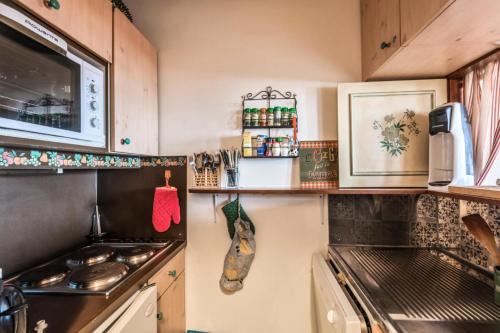 - une cuisine équipée d'une cuisinière dans l'établissement L'Aiguille - maeva Home - Appartement 2 pièces 5 personnes Confort MAE-2592, à Chamonix-Mont-Blanc