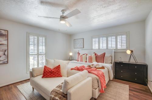 um quarto com uma cama grande e um sofá em Gorgeous Conroe Getaway with Deck 6 Mi to Lake! em Conroe