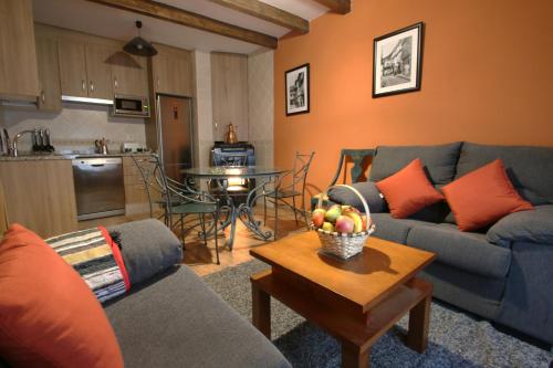 sala de estar con sofá y mesa con un bol de fruta en La Esquina de Animas, en La Alberca