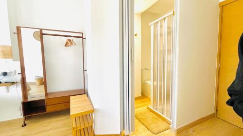 a mirror and a dresser in a room at Hostal playa Dreams náutico in Garrucha