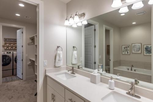 ein Badezimmer mit zwei Waschbecken und einem großen Spiegel in der Unterkunft Live All In in St. George