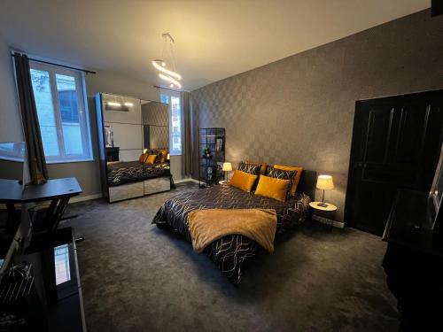 une chambre avec un grand lit et un miroir dans l'établissement Duplex en plein cœur de ville, à Moulins
