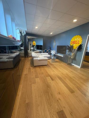 - un grand salon avec canapés dans l'établissement Duplex en plein cœur de ville, à Moulins