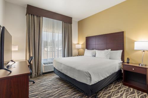 Кровать или кровати в номере Cobblestone Hotel & Suites - Lynden