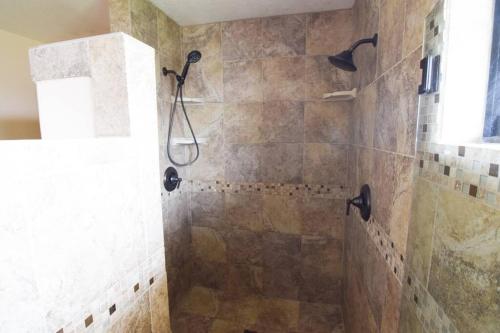 uma casa de banho com chuveiro e cabeça de chuveiro em 6 King Bedrooms, Sleeps 20, 8 Rooms, Bikes, HotTub em Lindon