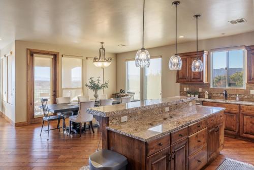 eine Küche mit Tisch und ein Esszimmer in der Unterkunft Chip Shot in St. George