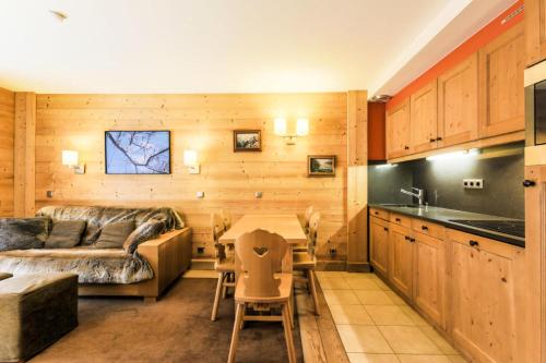 un salon avec un canapé et une table dans l'établissement Résidence Les Chalets du Forum - maeva Home - Appartement 2 pièces 6 personnes Confort MAE-7730, à Courchevel
