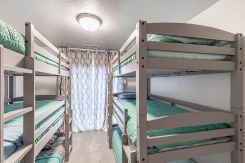 1 Schlafzimmer mit Etagenbetten in einem Schlafsaal in der Unterkunft Pleasant View in St. George